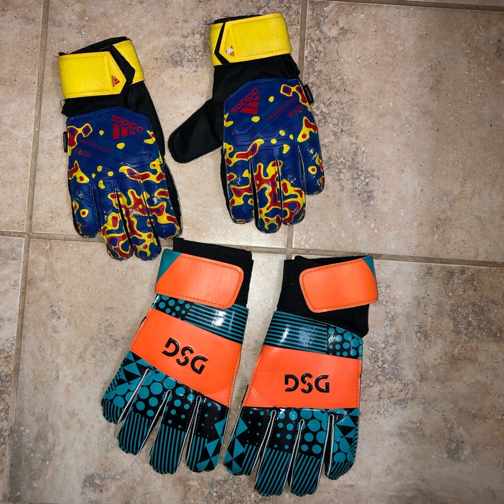 Soccer goalie gloves